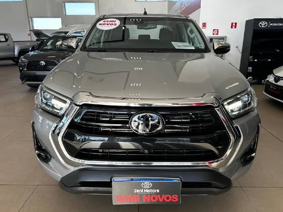 TOYOTA HILUX 2.8 D-4D TURBO DIESEL CD SRX 4X4 AUTOMÁTICO